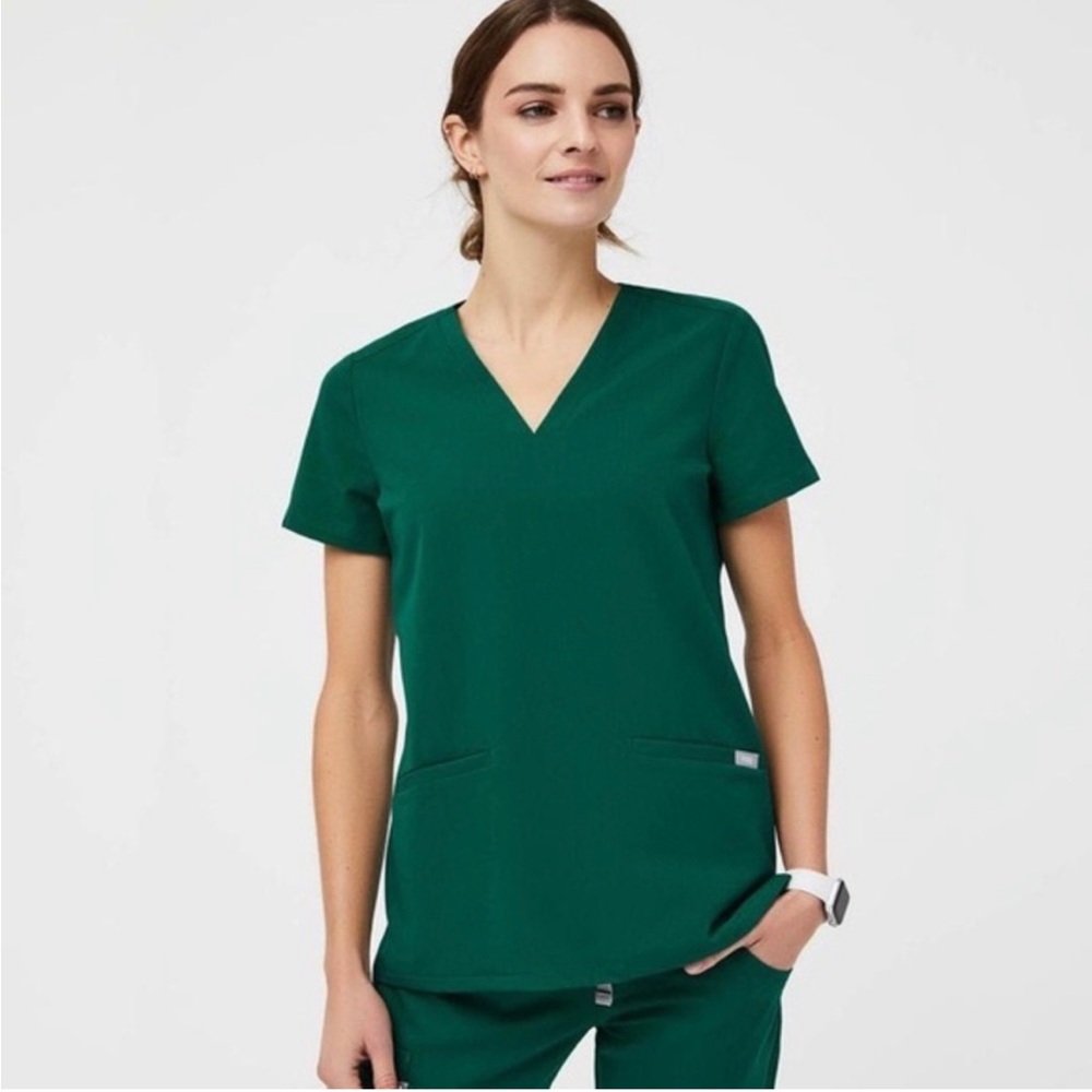 Figs Casma Three-Pocket Scrub Top in Hunter Green